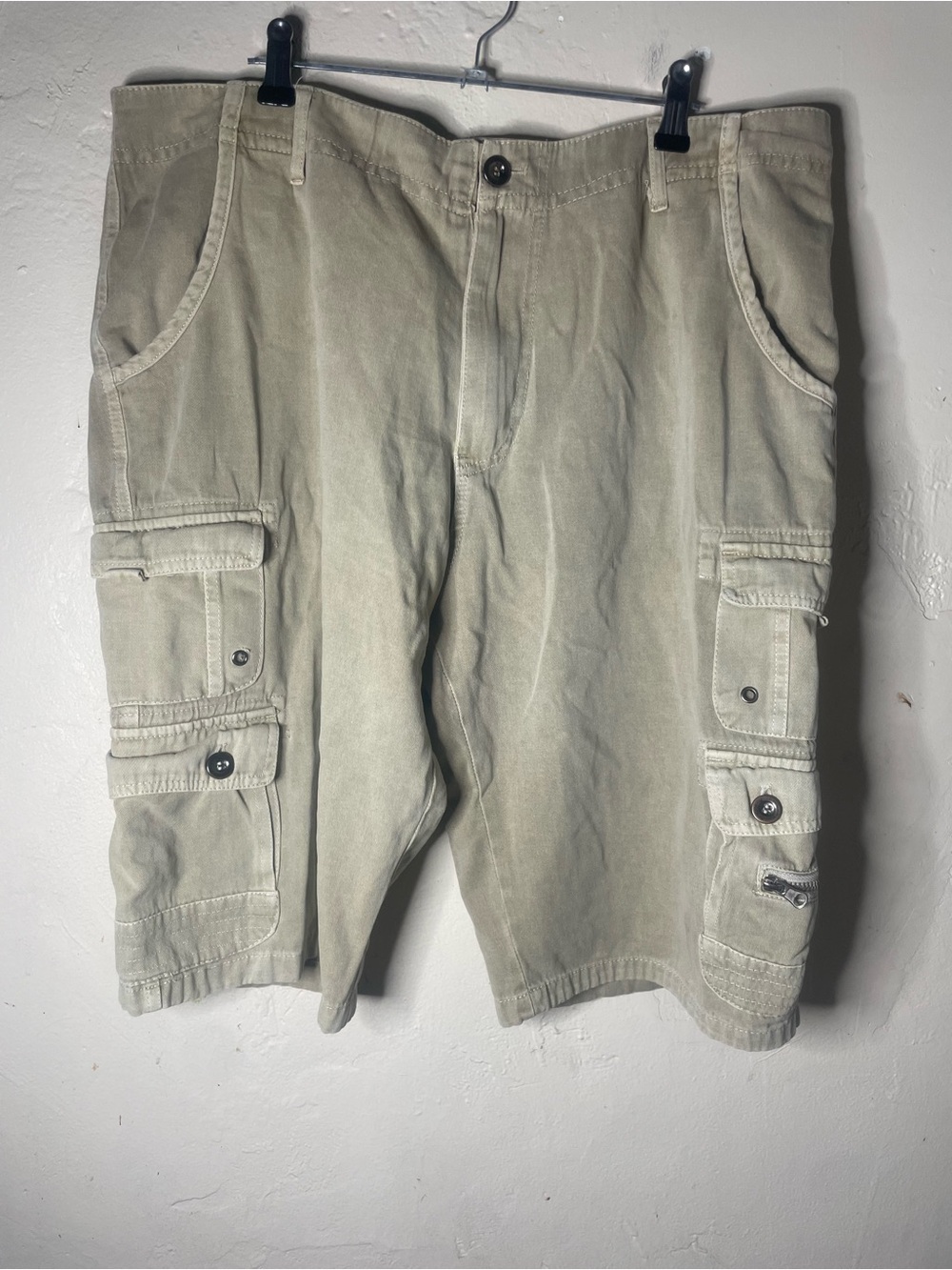 Ring of Fire Men's Beige Cargo Shorts  Front Pockets Uncooked seam broken thream